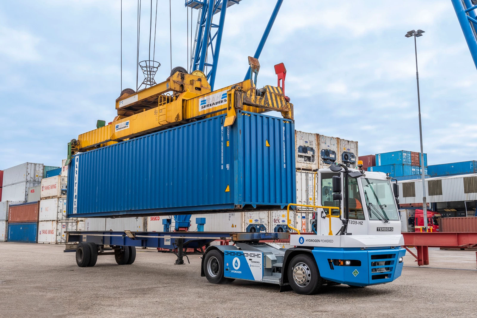 Terberg starts intensive testing of hydrogen terminal tractor in the port of Rotterdam